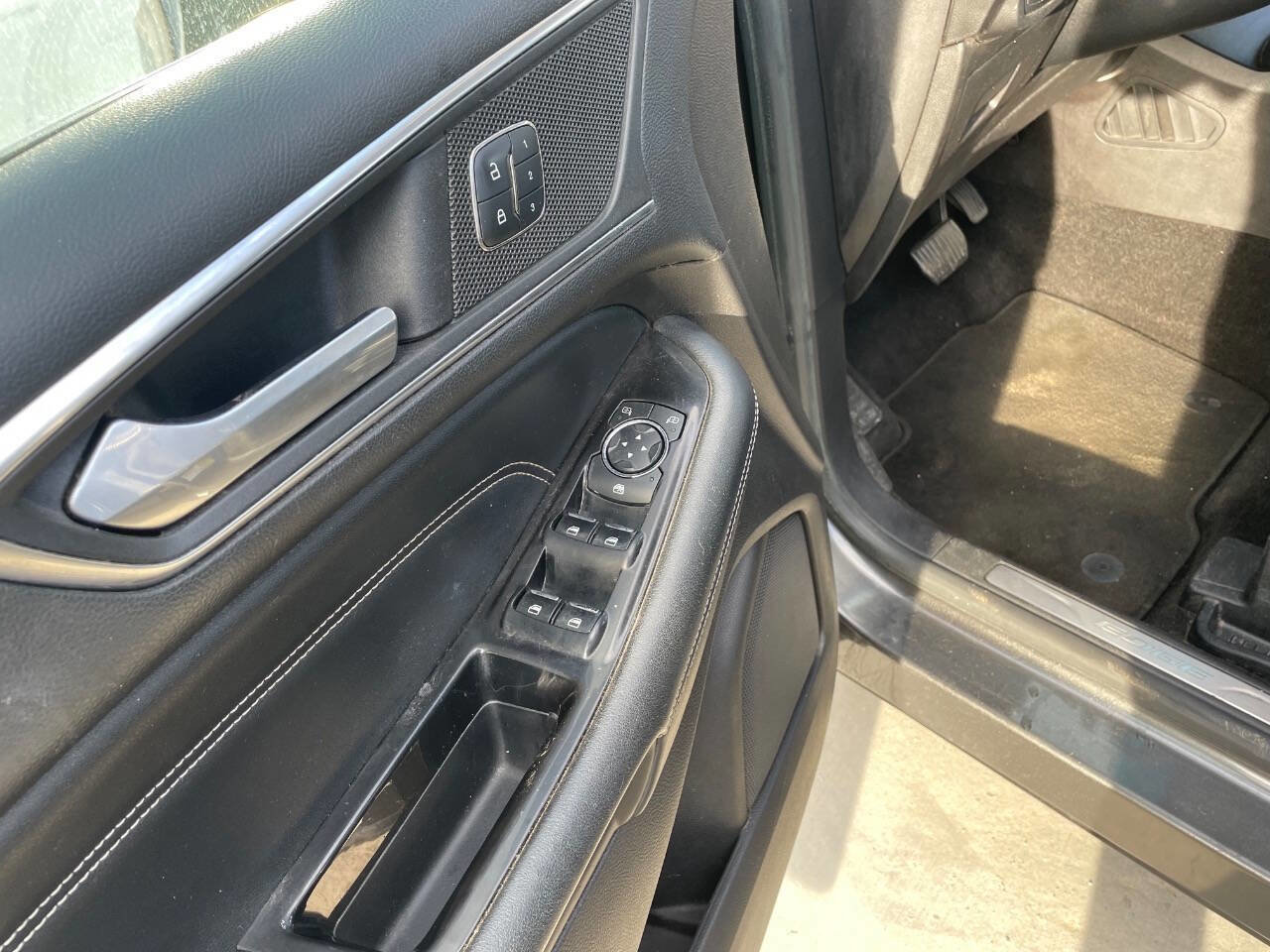 Used 2017 Ford Edge Titanium FWD image 19