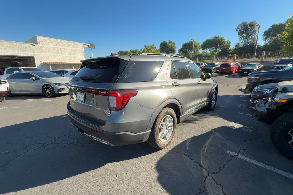 Used 2025 Ford Explorer Active w/ Active Comfort Package RWD image 6