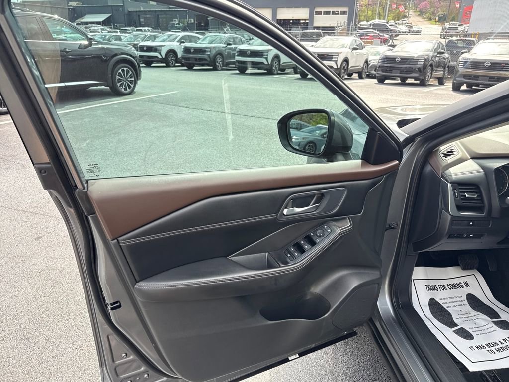 Used 2023 Nissan Rogue SV w/ SV Premium B Package image 10