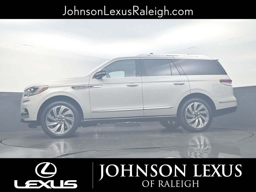 Used 2023 Lincoln Navigator Reserve image 22