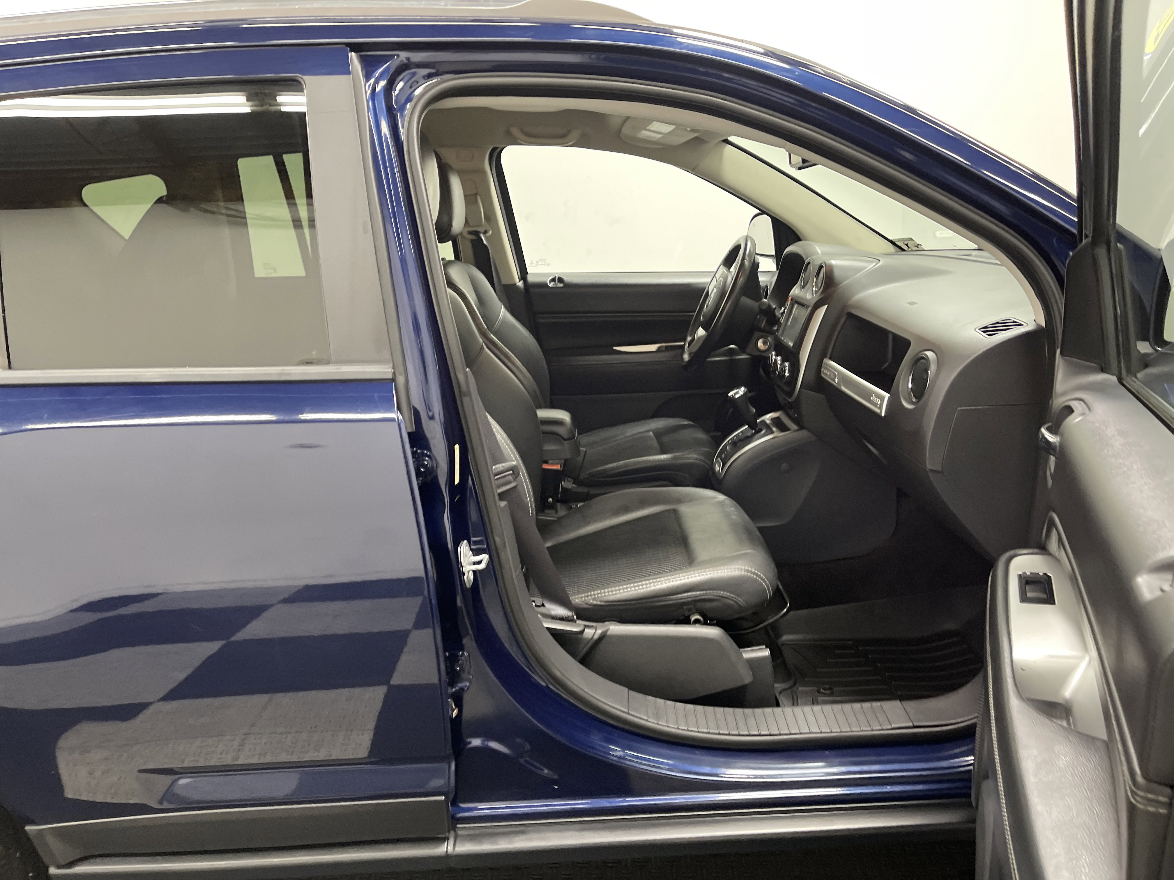 Used 2015 Jeep Compass Latitude image 26