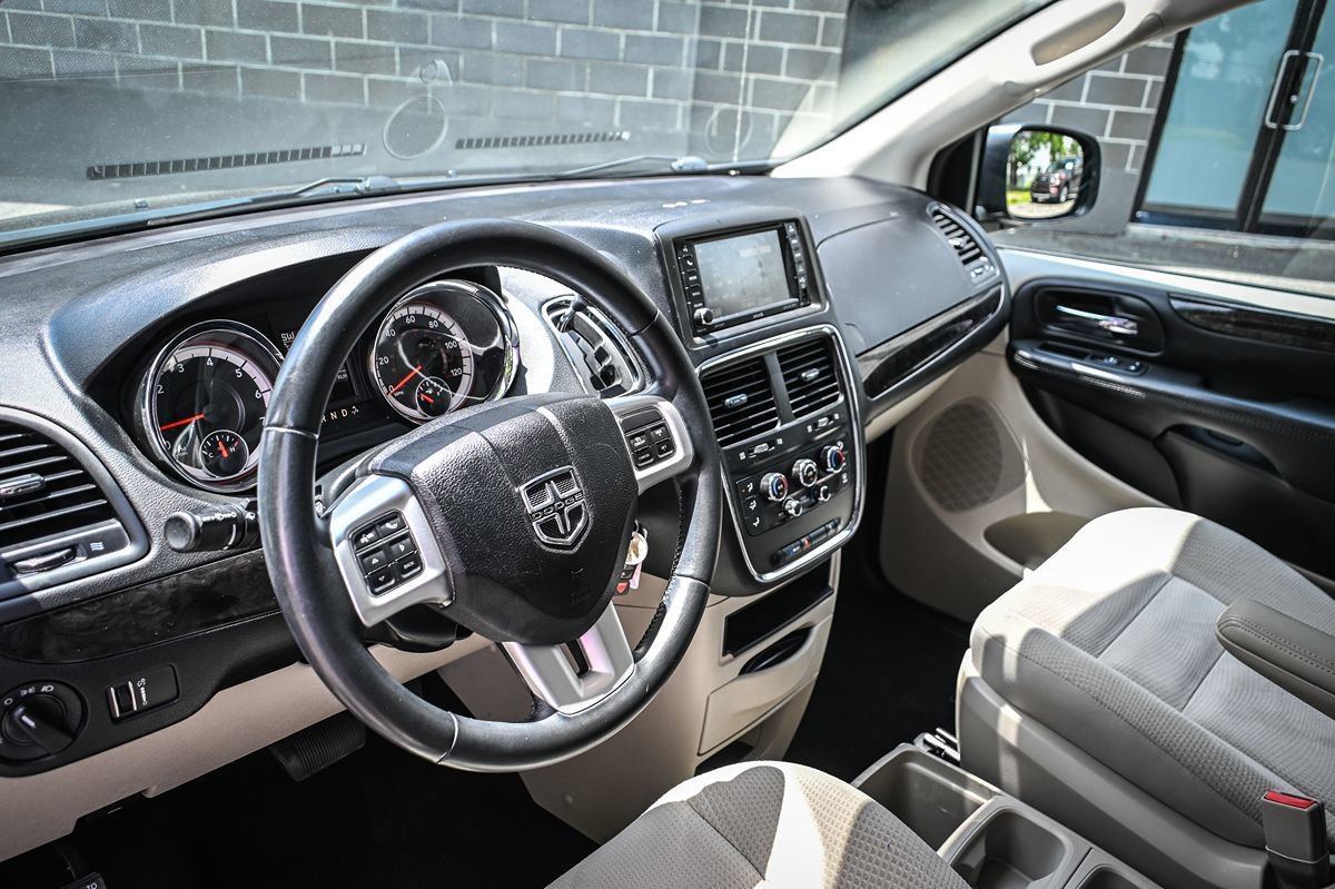 Used 2018 Dodge Grand Caravan SE w/ UConnect Hands-Free Group FWD image 9
