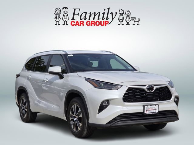 Certified 2025 Toyota Highlander XLE FWD image 2