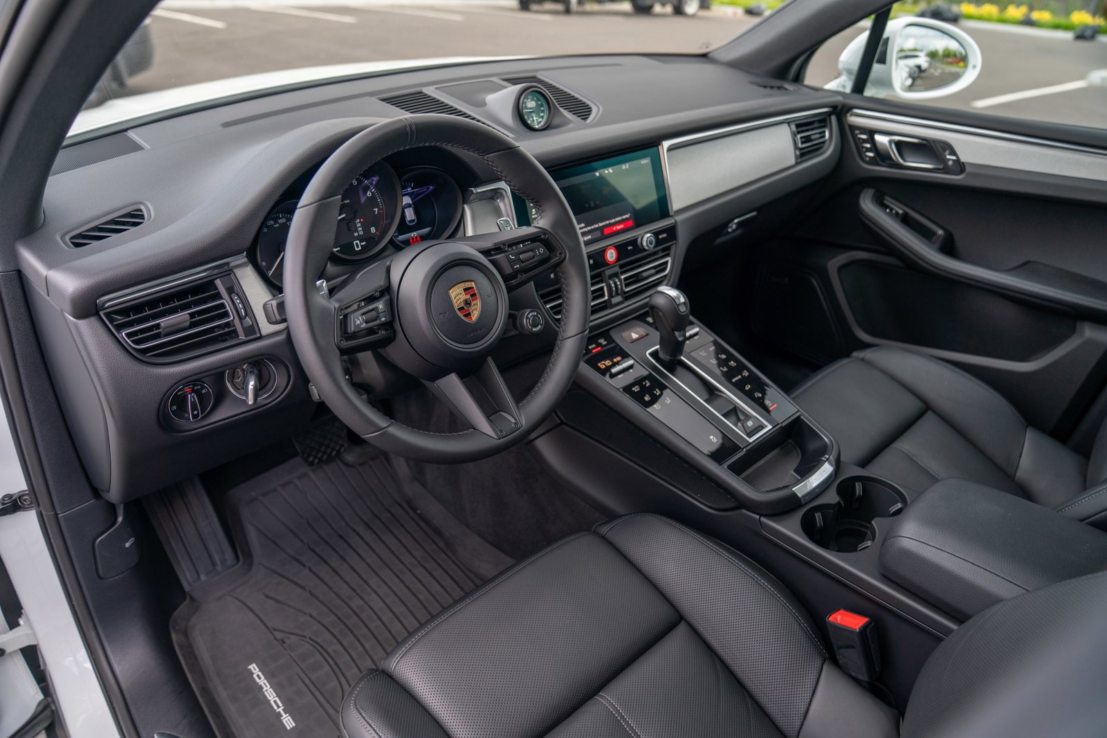 Certified 2026 Porsche Macan AWD/4WD image 4