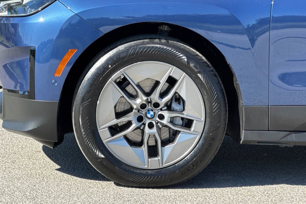 Used 2023 BMW iX xDrive50 image 32