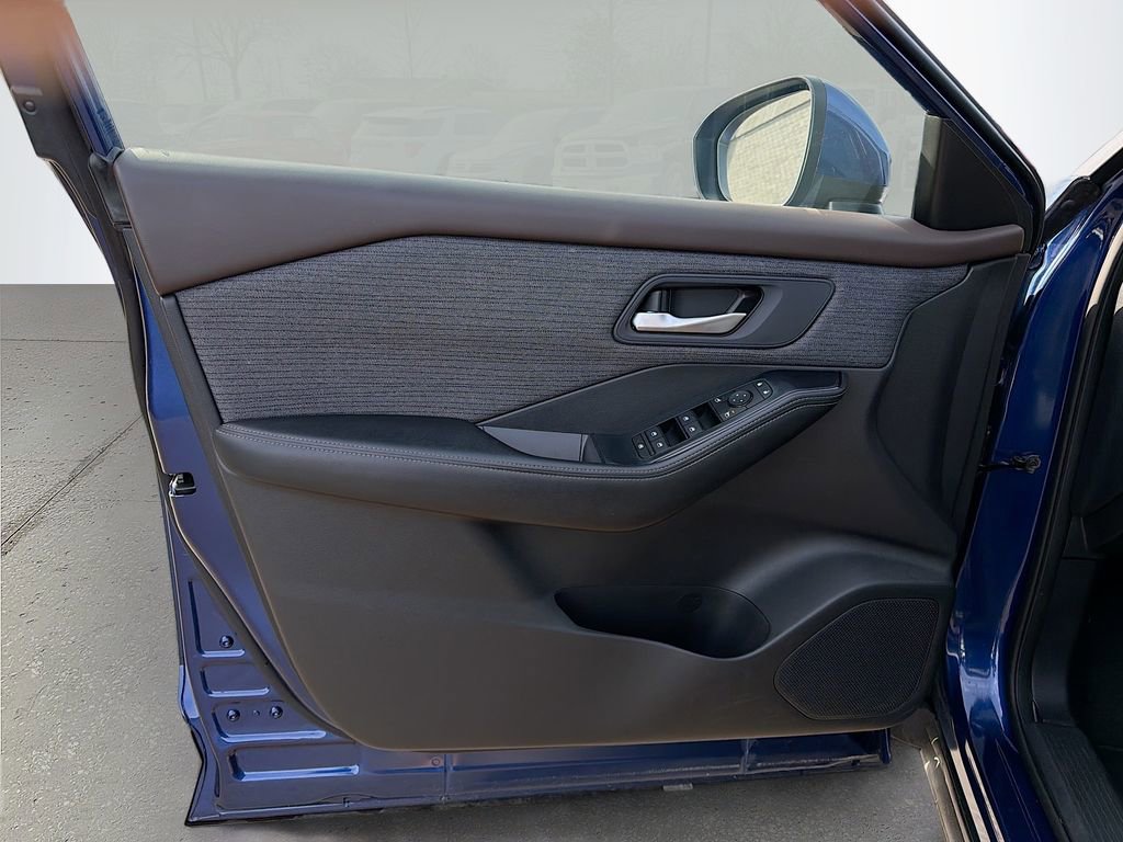 Used 2023 Nissan Rogue SV image 24