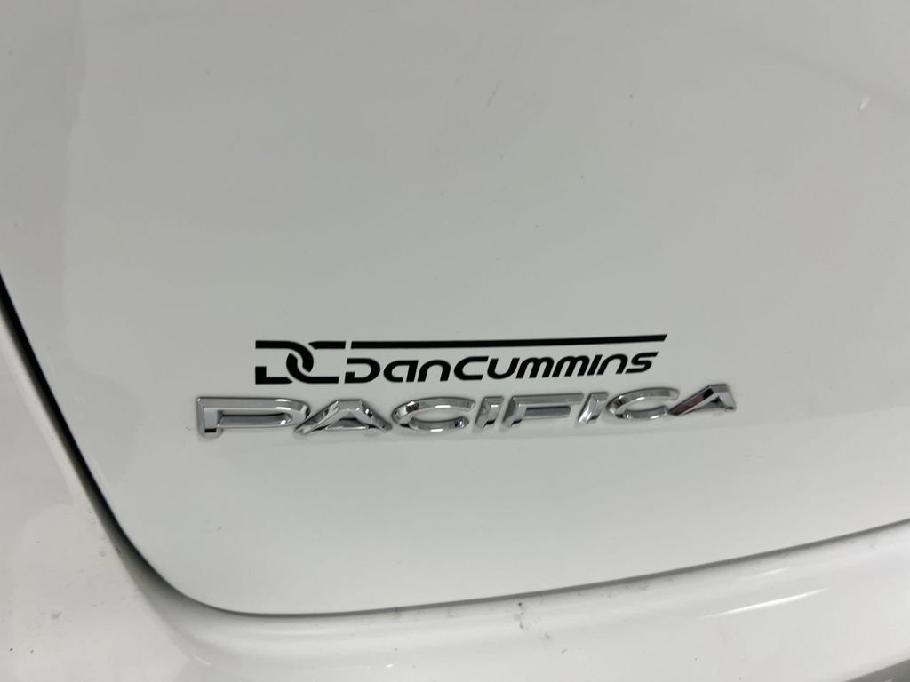 Used 2025 Chrysler Pacifica Select image 26