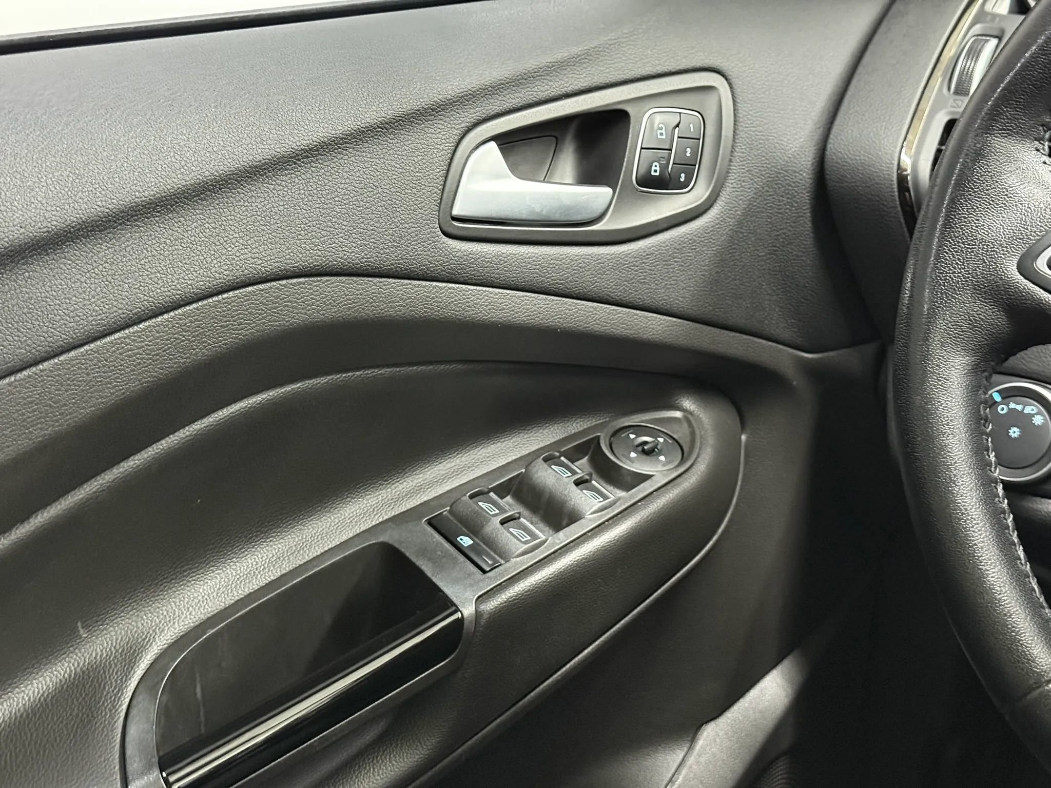 Used 2018 Ford Escape Titanium image 30