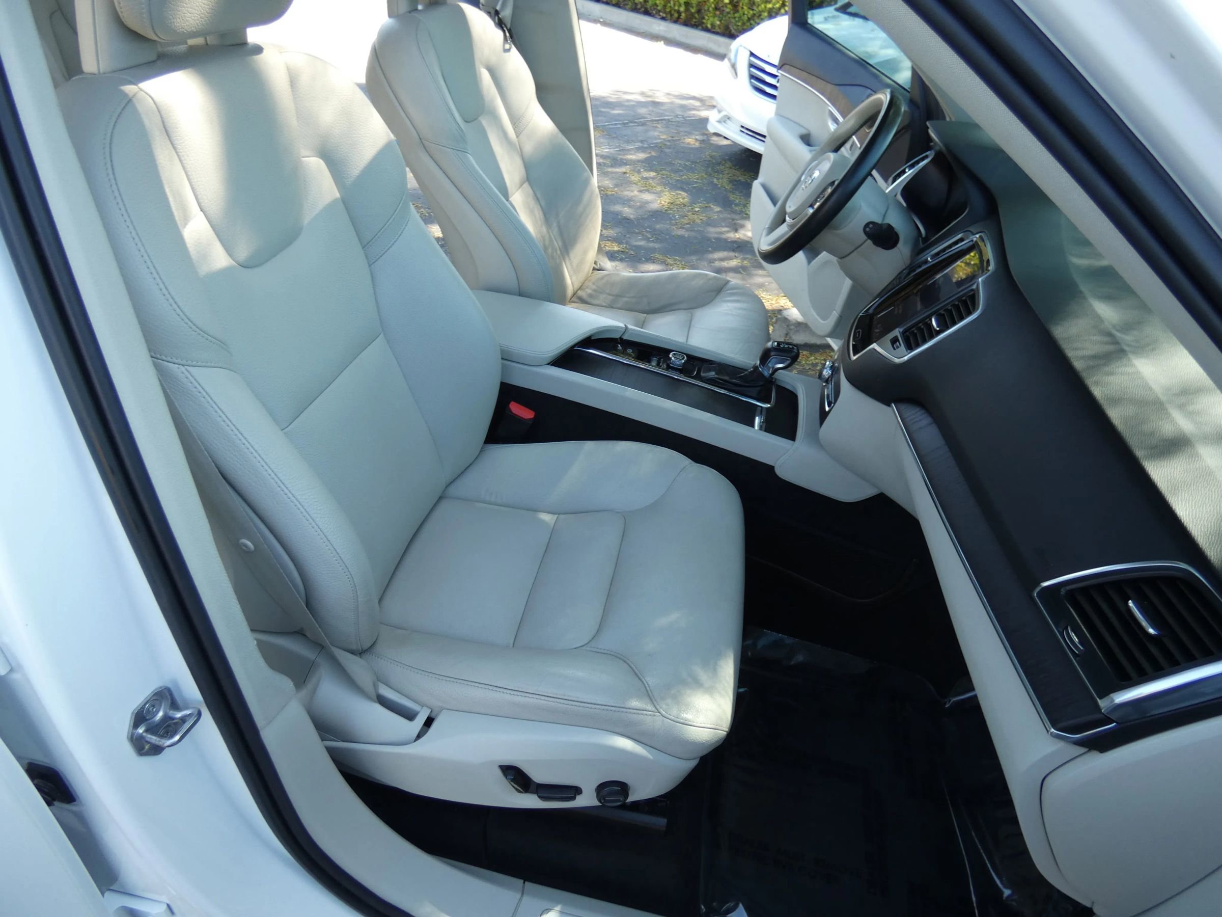 Used 2020 Volvo XC90 T6 Momentum image 31