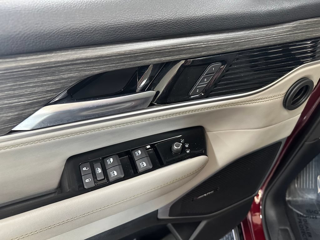 Certified 2024 Jeep Wagoneer Series III AWD/4WD image 11