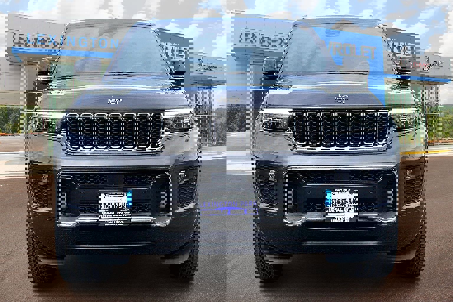 Used 2023 Jeep Grand Cherokee Overland image 3