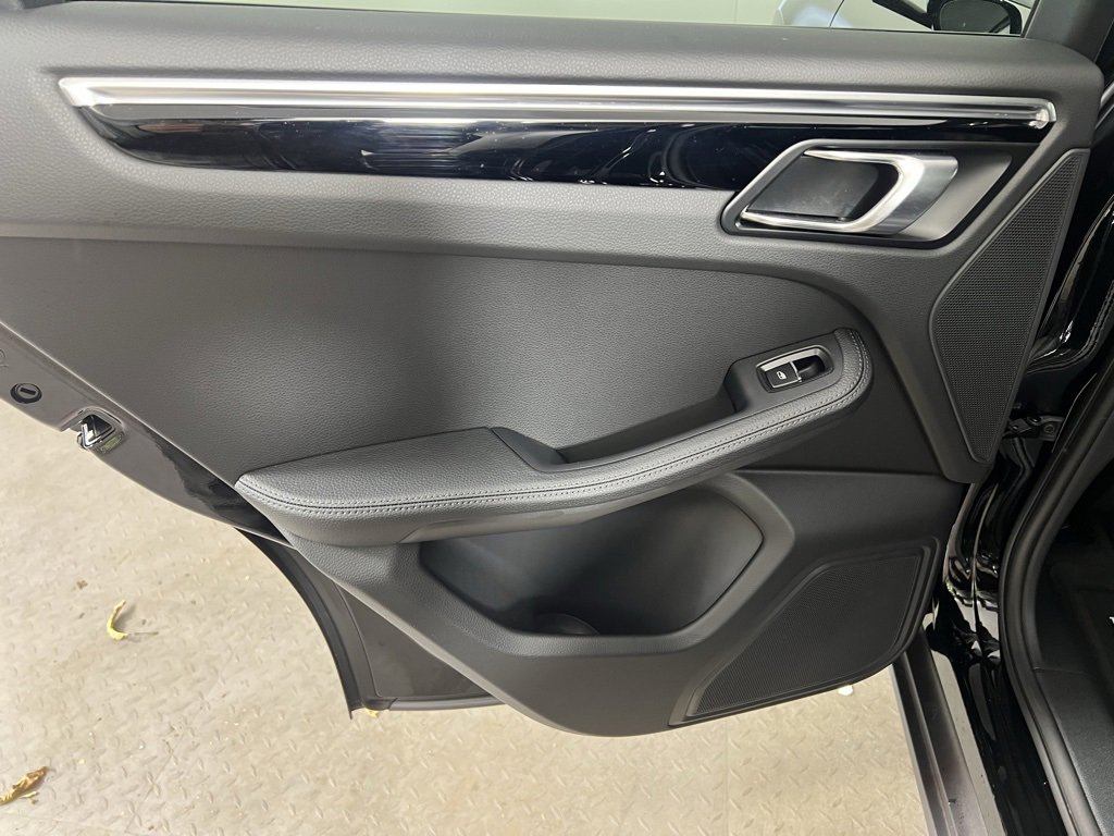 Used 2025 Porsche Macan image 25