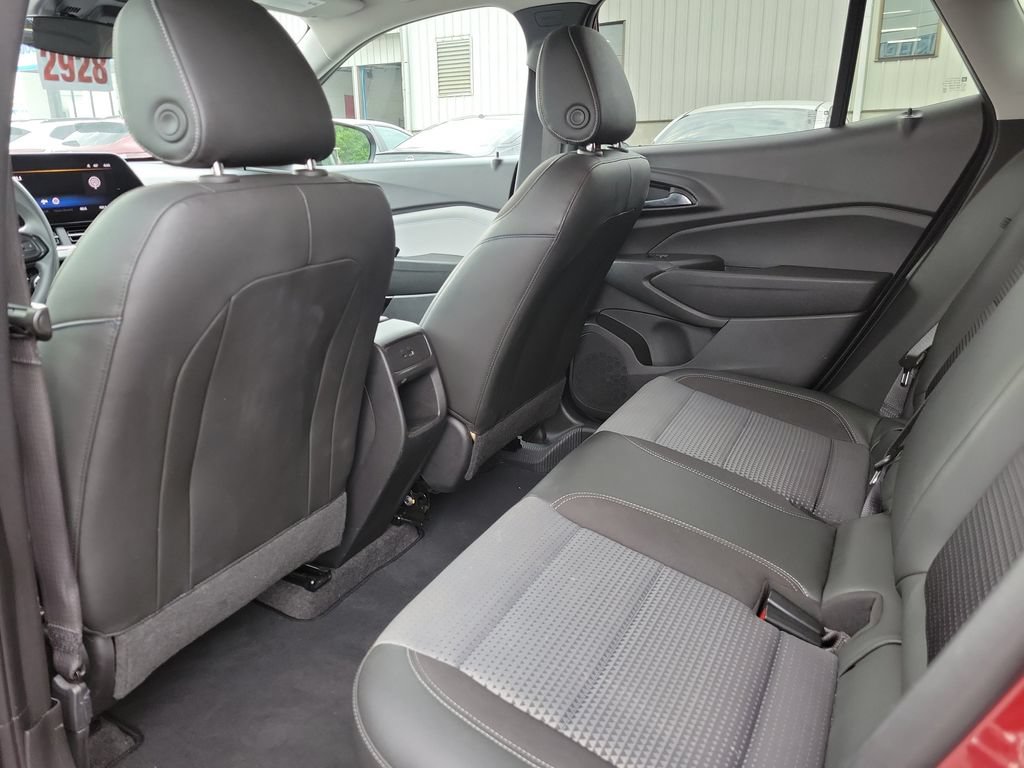 Used 2025 Chevrolet Trax LT FWD image 17