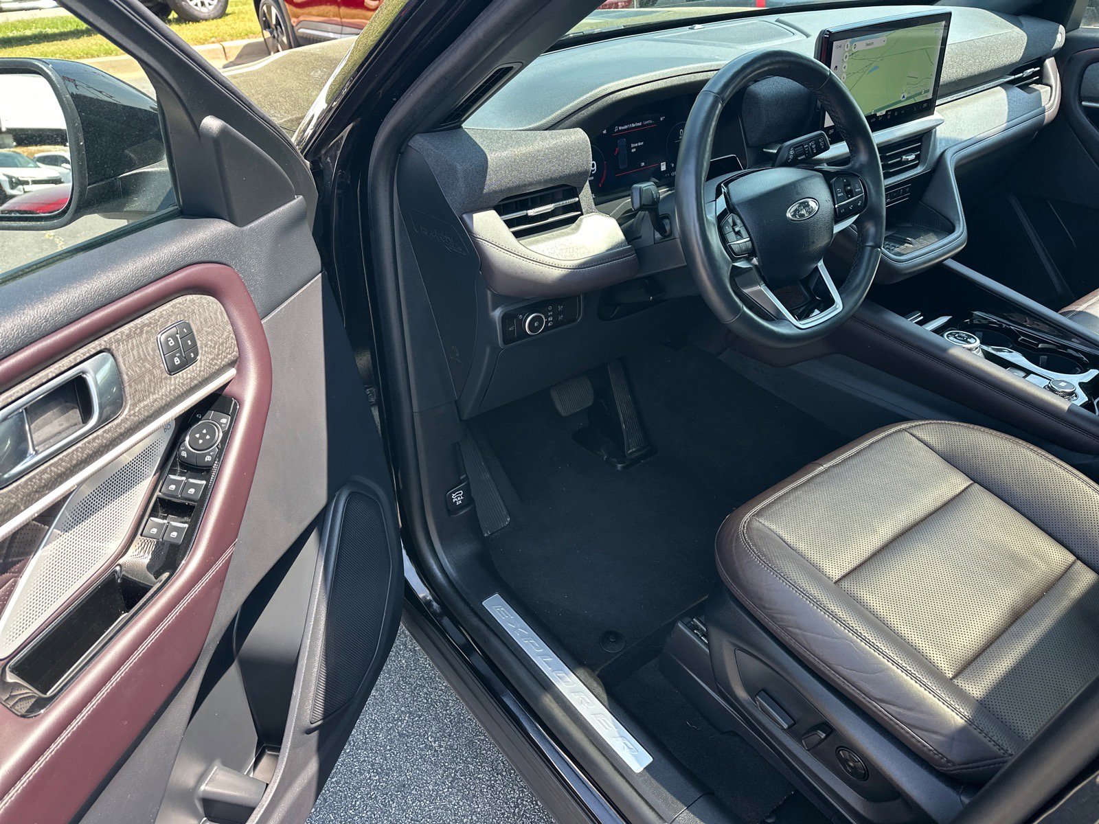 Used 2025 Ford Explorer Platinum w/ LUX Leather Package AWD/4WD image 6