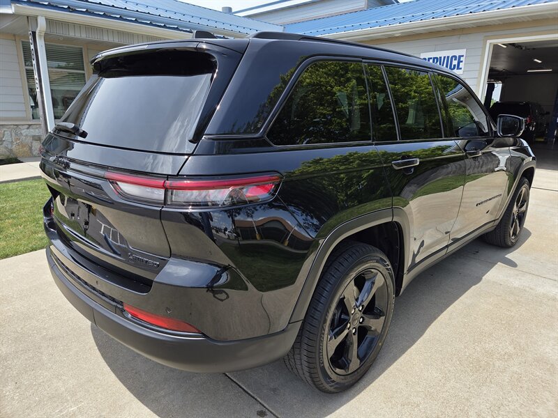 Used 2023 Jeep Grand Cherokee Limited w/ Black Appearance Package AWD/4WD image 3