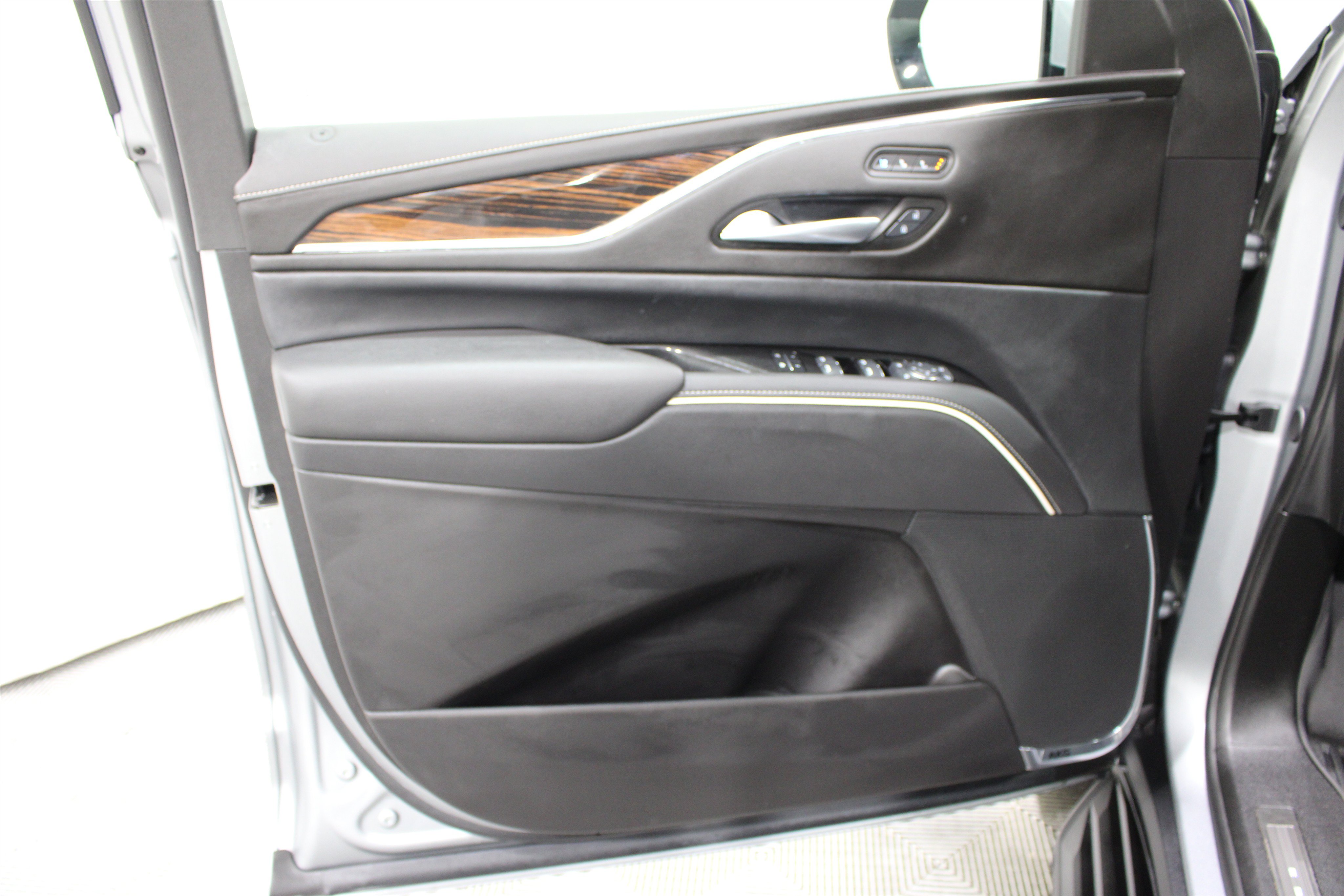 Certified 2024 Cadillac Escalade Premium Luxury w/ Performance Package AWD/4WD image 6