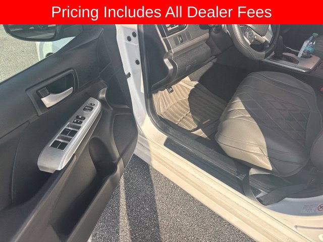 Used 2014 Toyota Camry SE FWD image 10