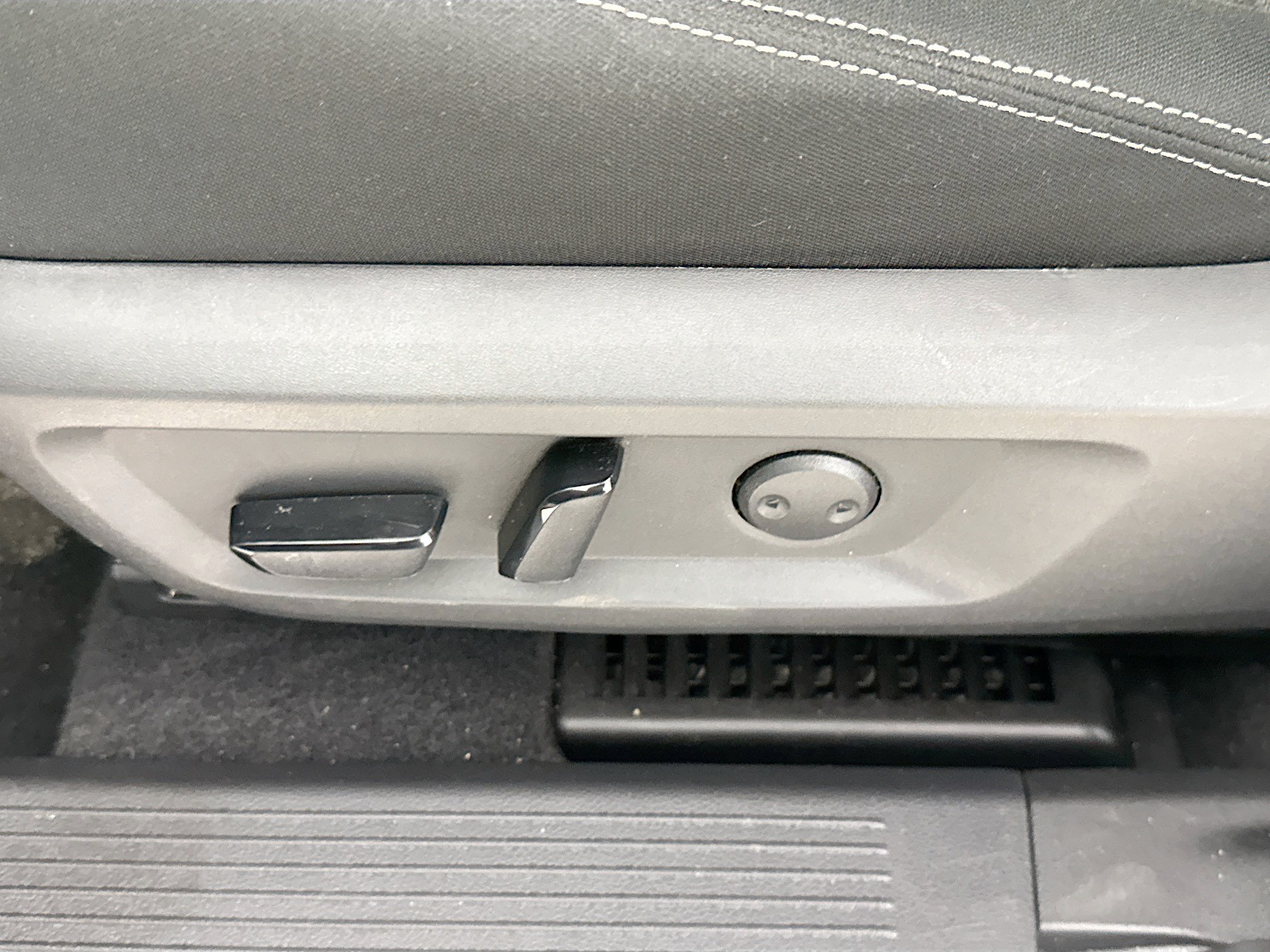 Used 2023 Nissan Rogue SV FWD image 22