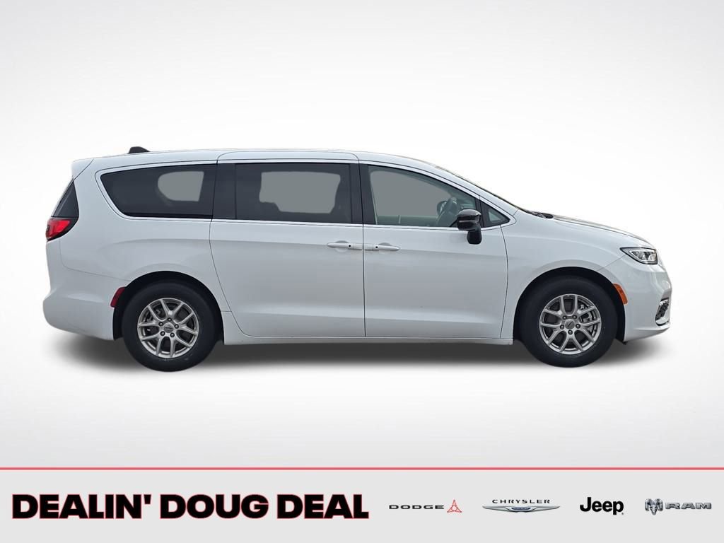 Used 2024 Chrysler Pacifica Touring-L image 7