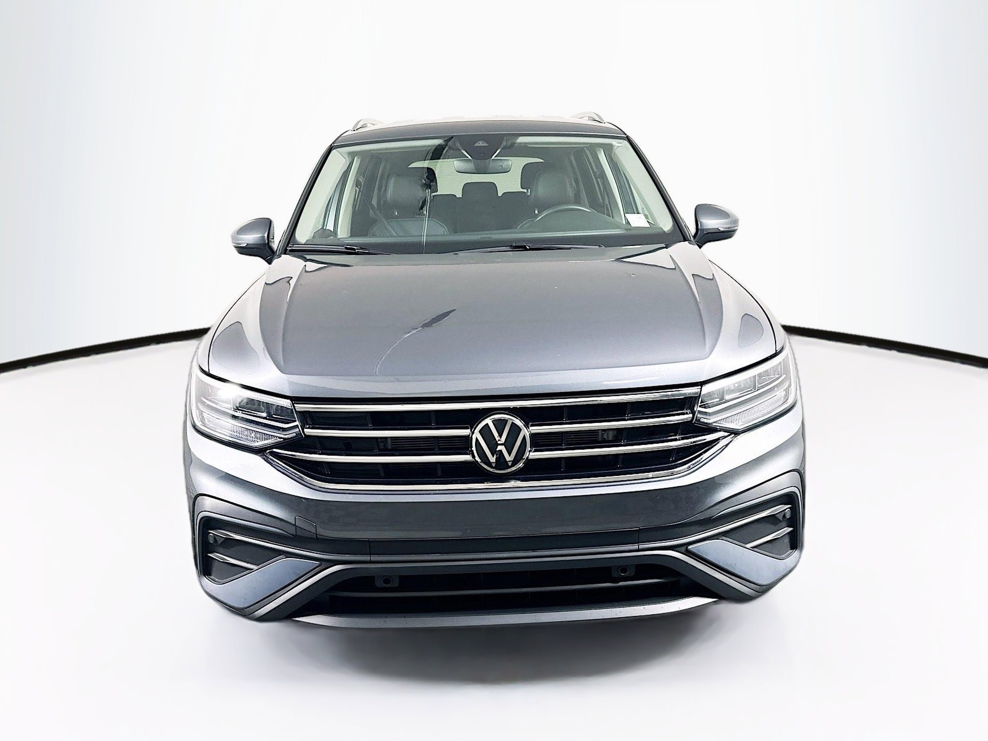Used 2024 Volkswagen Tiguan SE image 2
