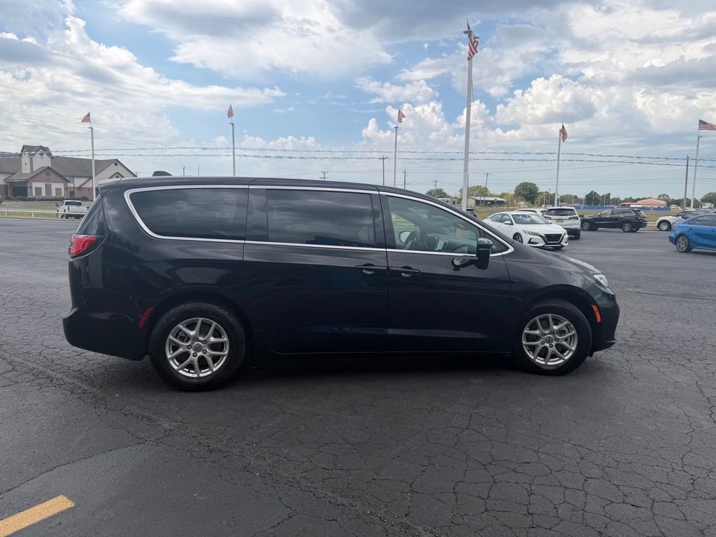 Used 2025 Chrysler Pacifica Select FWD image 6