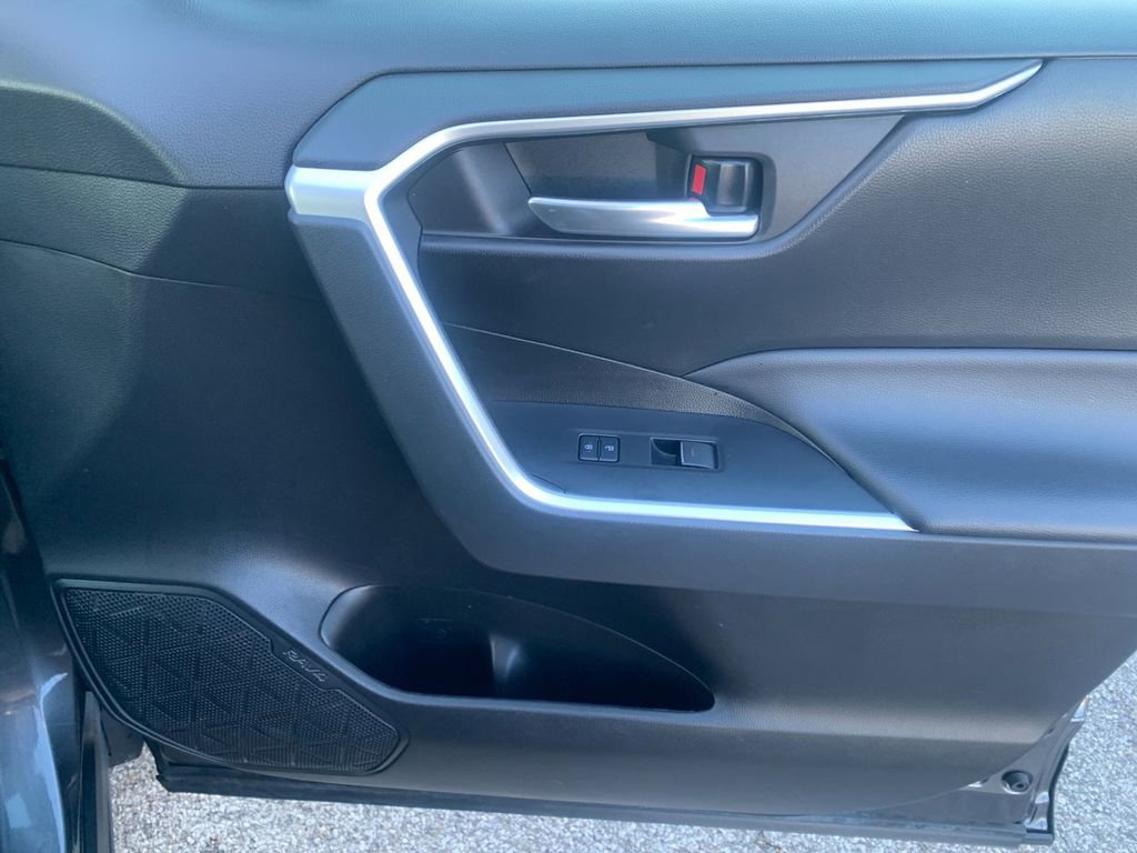 Used 2023 Toyota RAV4 XLE Premium image 21