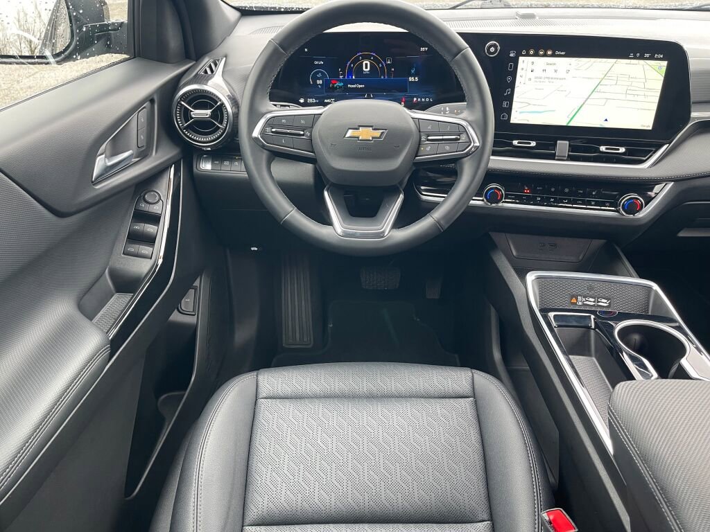 Used 2025 Chevrolet Equinox LT w/ Convenience Package II image 2