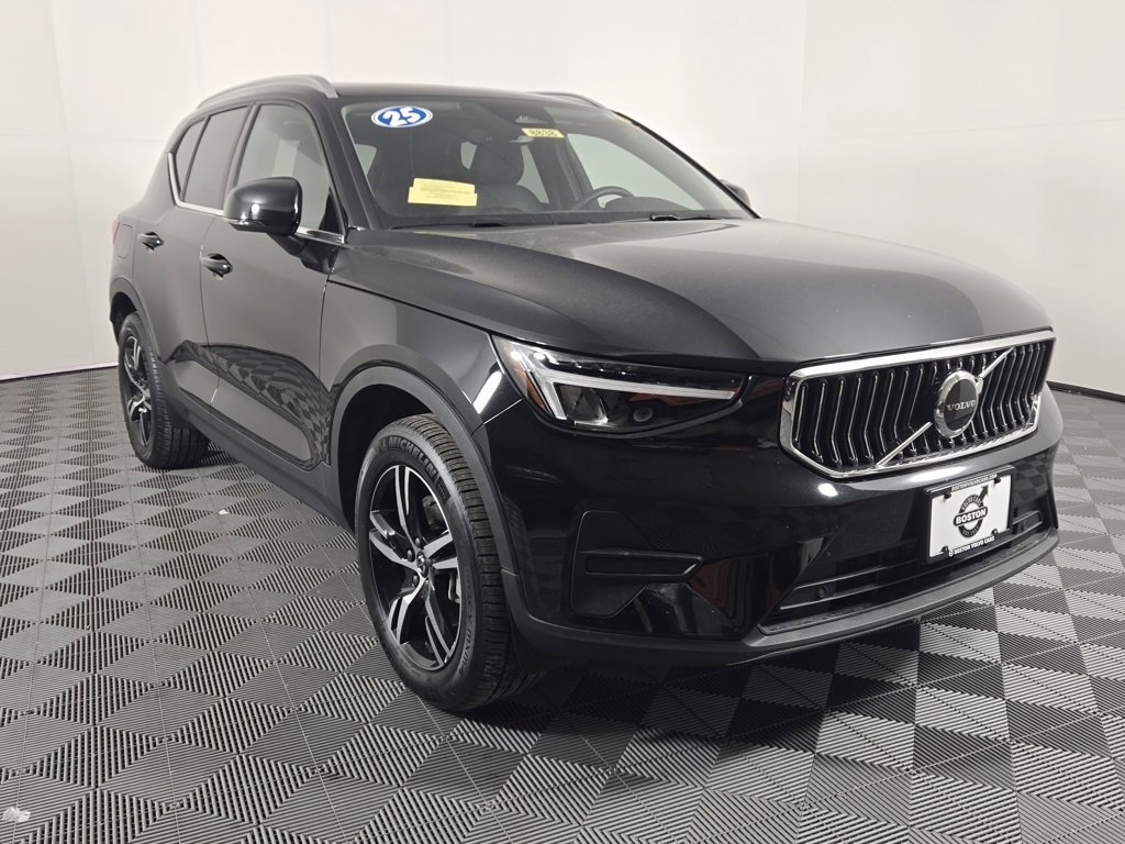 Certified 2025 Volvo XC40 B5 Core image 2