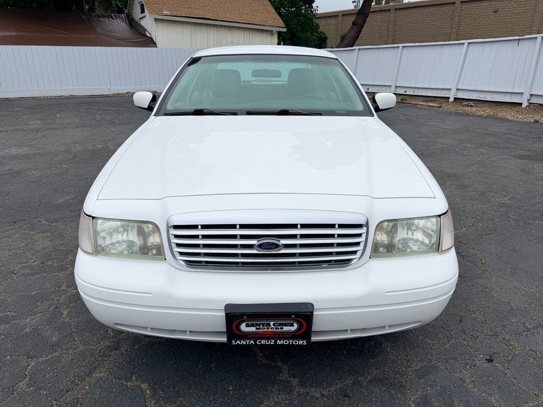Used 2011 Ford Crown Victoria LX w/ Comfort Appearance Pkg RWD image 2