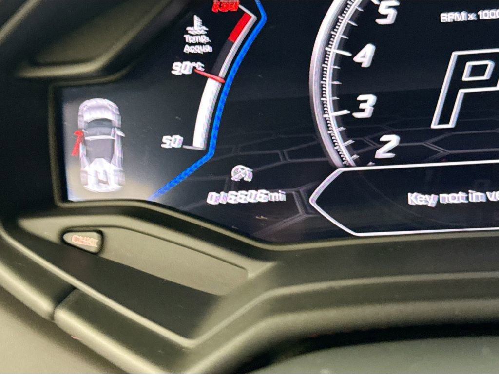Used 2020 Lamborghini Huracan EVO image 12