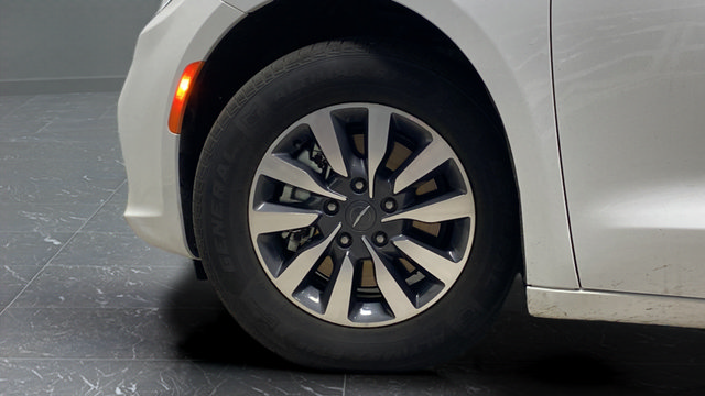 Used 2022 Chrysler Pacifica Touring-L FWD image 32