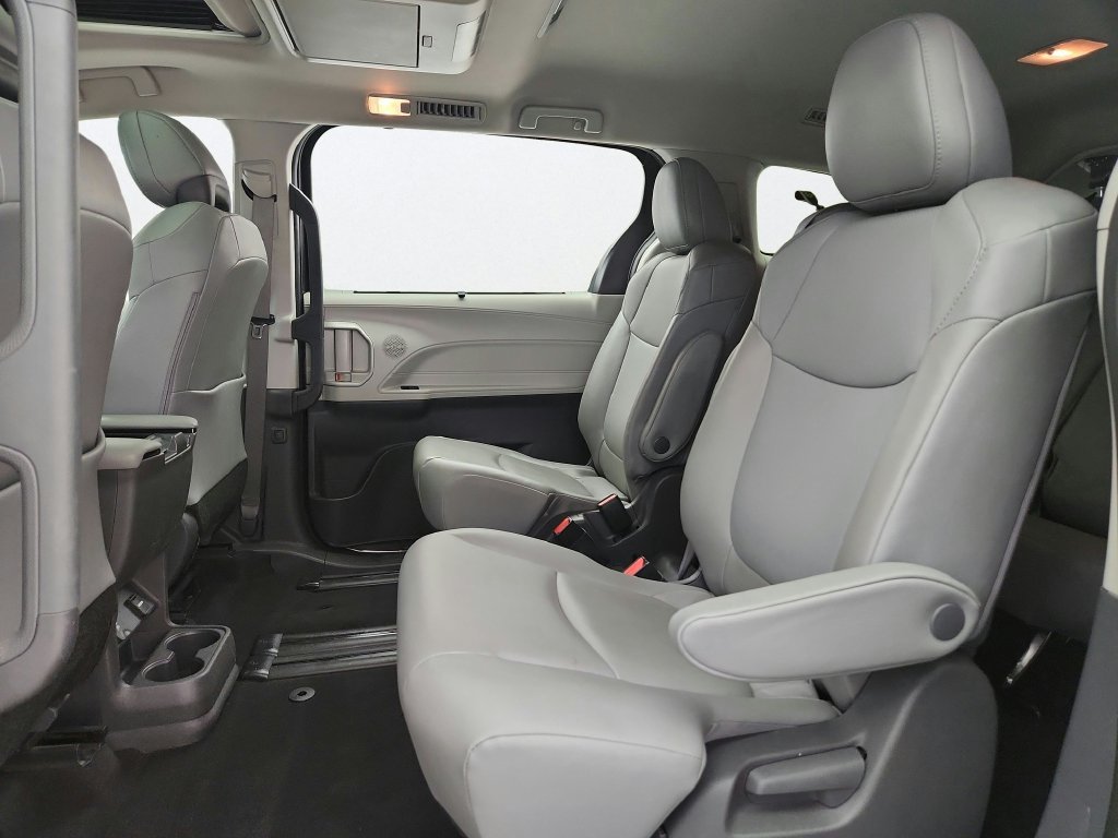 Used 2021 Toyota Sienna XLE w/ XLE Plus Package FWD image 27