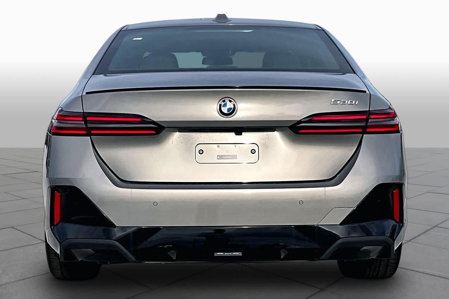 Used 2027 BMW 530i w/ M Sport Package RWD image 4