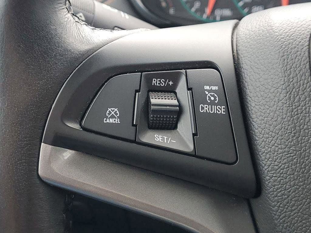 Used 2022 Chevrolet Trax LT w/ LT Convenience Package image 9