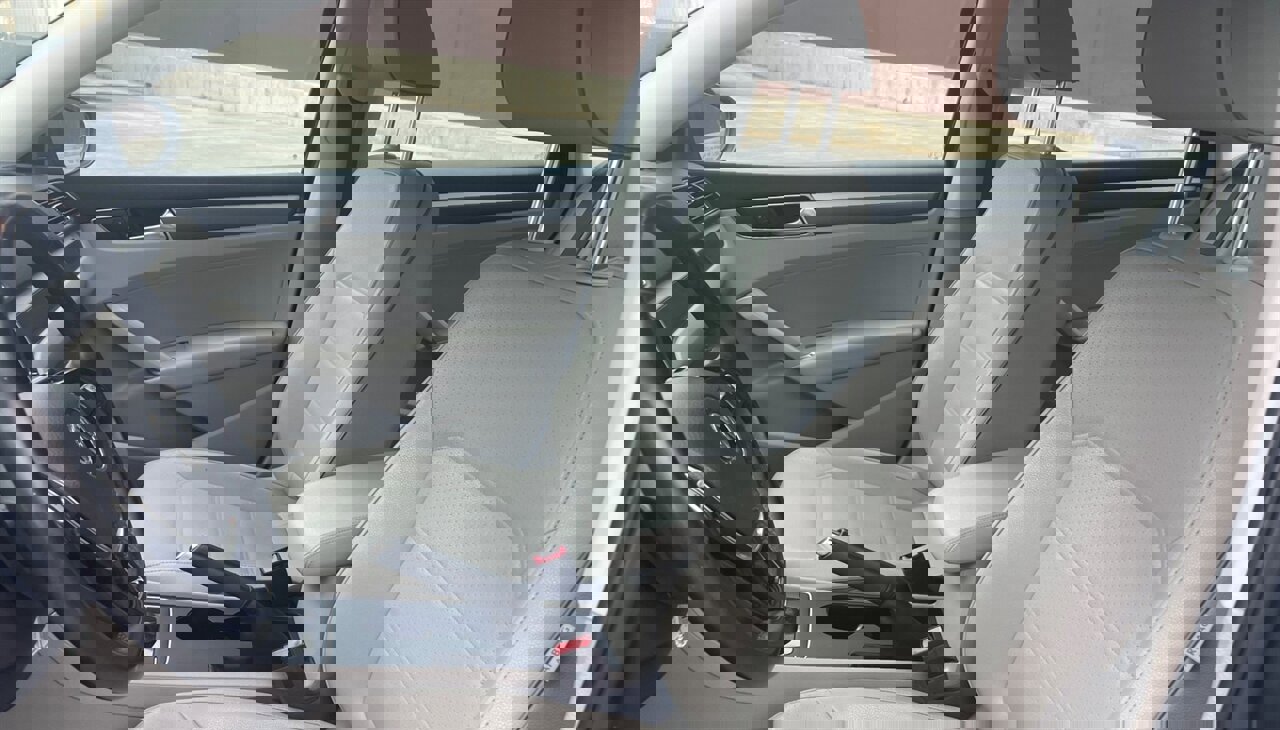 Used 2017 Volkswagen Passat 1.8T R-Line w/ R-Line Lighting Package FWD image 11