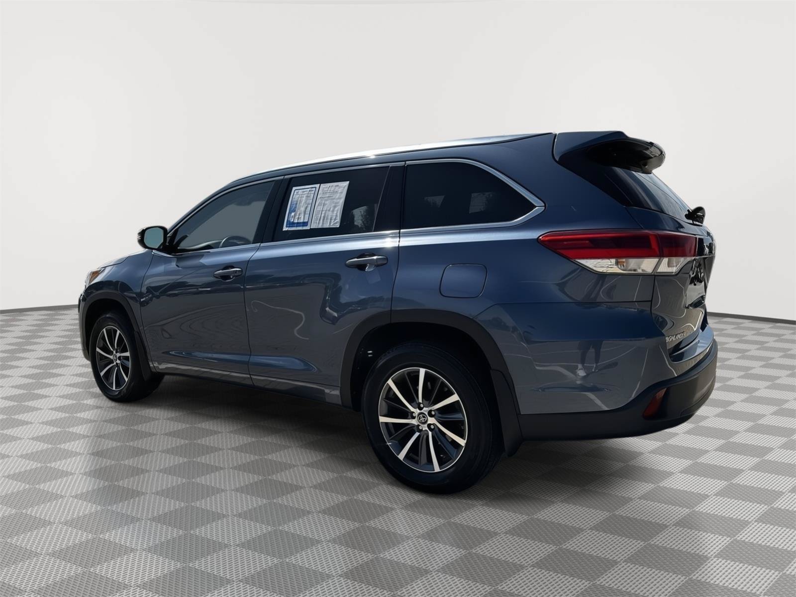 Used 2017 Toyota Highlander XLE w/ Carpet Mat Package AWD/4WD image 4