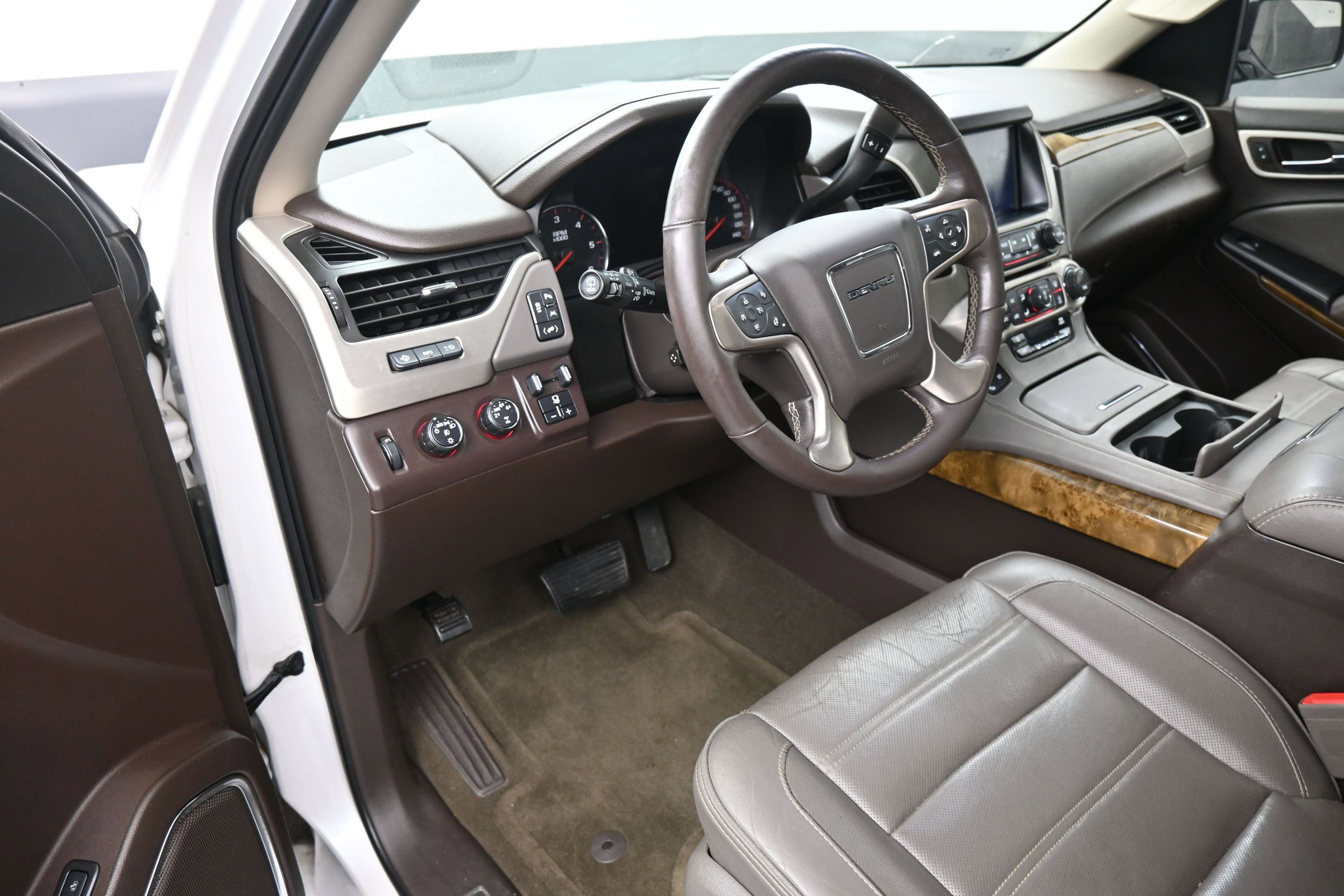 Used 2016 GMC Yukon Denali w/ Open Road Package AWD/4WD image 12