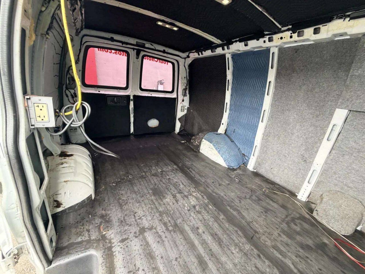 Used 2018 Chevrolet Express 2500 RWD image 12