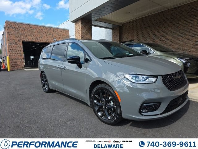 Used 2025 Chrysler Pacifica Limited