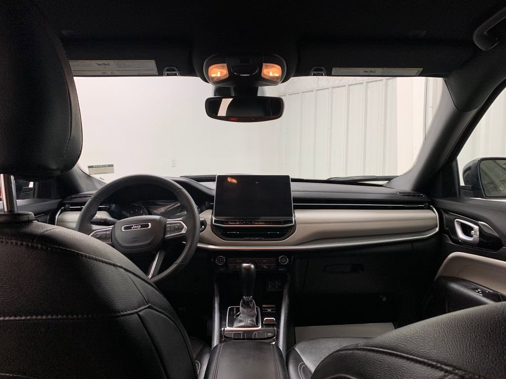 Used 2025 Jeep Compass Limited image 18