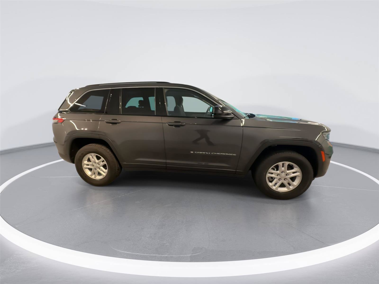 Used 2023 Jeep Grand Cherokee Laredo w/ Luxury Tech Group I AWD/4WD image 9