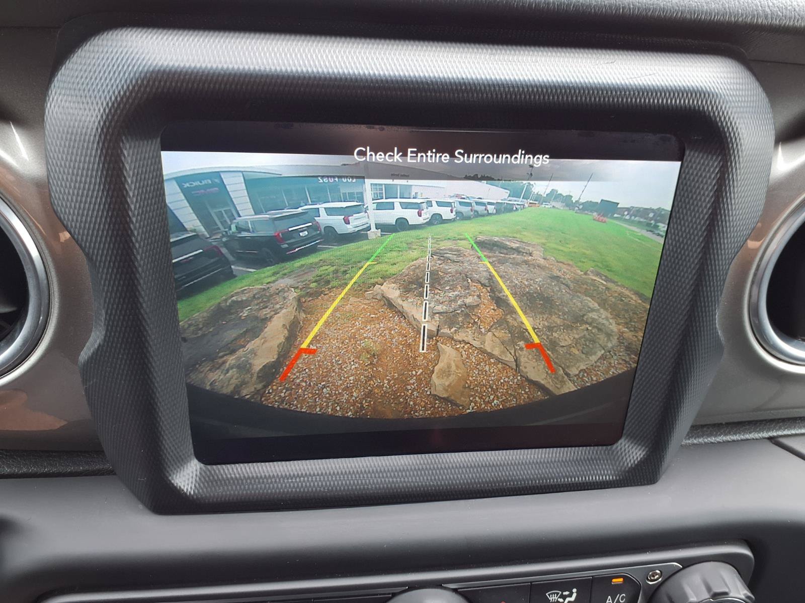 Used 2018 Jeep Wrangler Unlimited Sahara AWD/4WD image 9