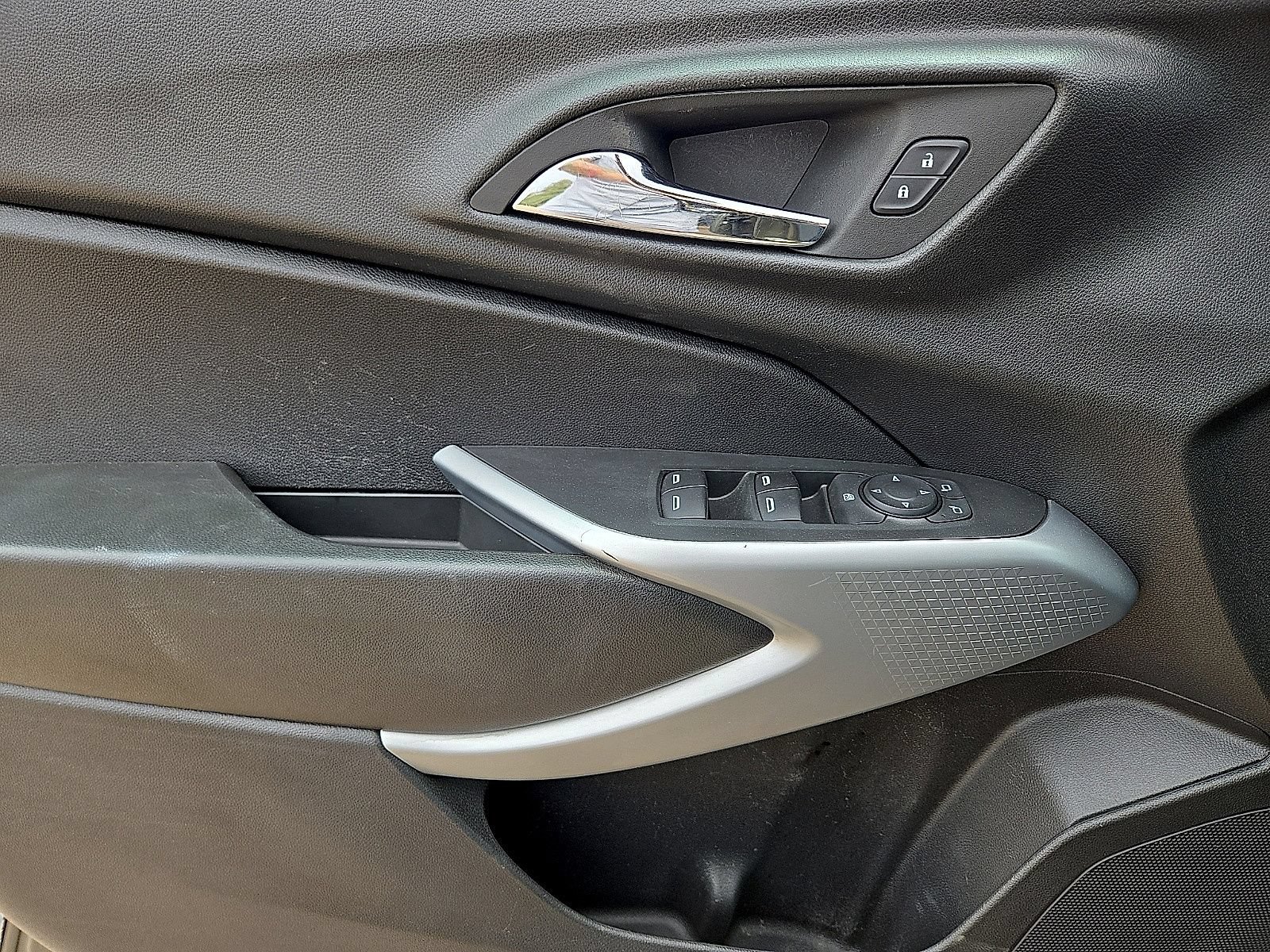 Used 2024 Chevrolet Trax LS FWD image 19