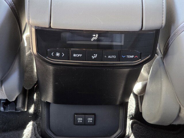 Used 2020 Toyota Highlander XLE image 13