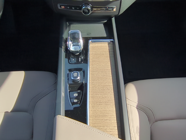 New 2026 Volvo XC60 B5 Plus w/ Protection Package Premier AWD/4WD image 15