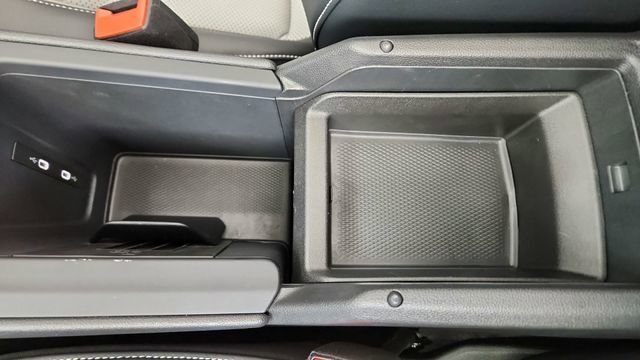 Used 2025 Volkswagen Tiguan SE R-Line image 50