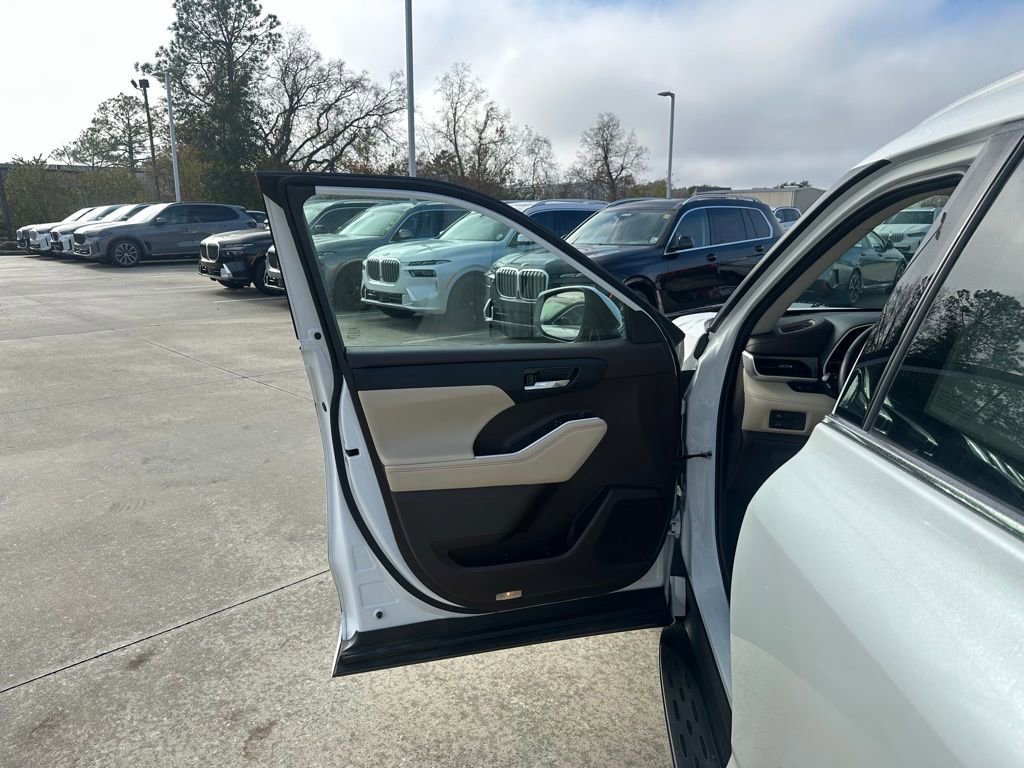 Used 2022 Toyota Highlander XLE image 7