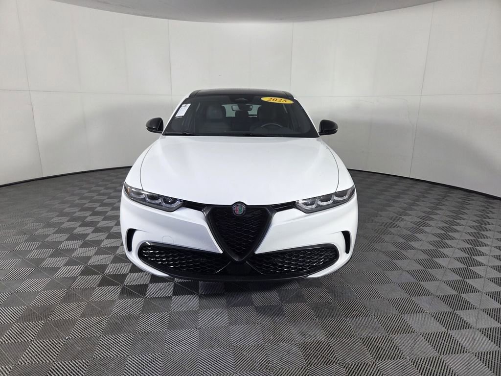 Used 2025 Alfa Romeo Tonale w/ Premium Package AWD/4WD image 3