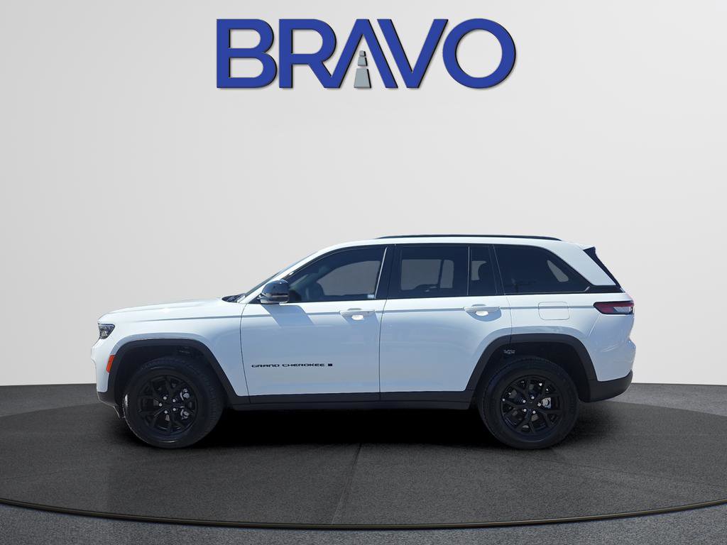 Used 2025 Jeep Grand Cherokee Altitude AWD/4WD image 6