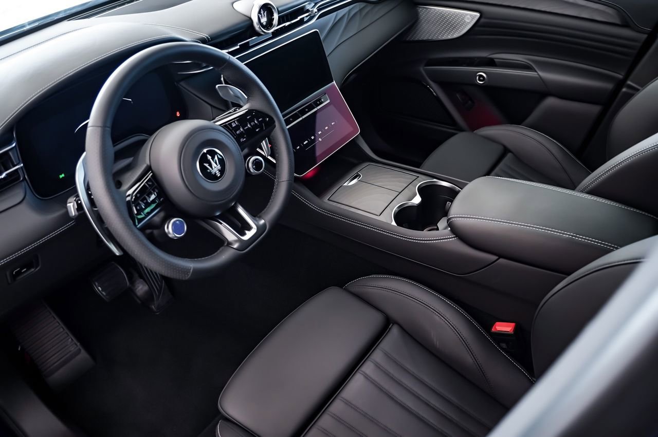 New 2025 Maserati Grecale GT image 12